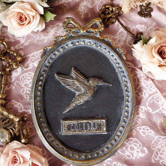 Vintage-Style Hummingbird Wall Plaque: Ornate Oval Frame, Boho Cottagecore Decor